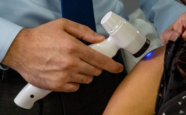 Quang trị liệu là biện pháp mới dùng tia UV để kiểm soát triệu chứng bệnh chàm da